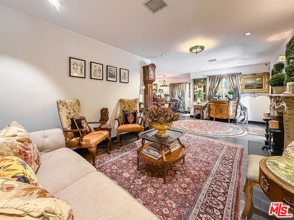 5236 Lennox Ave living room