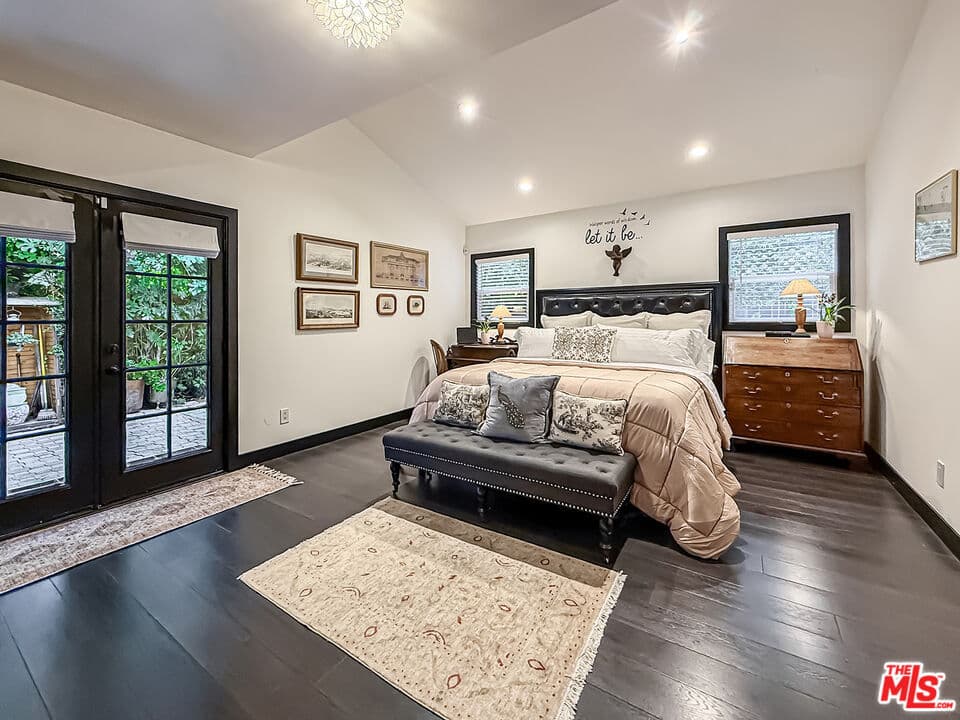 5236 Lennox Ave primary suite