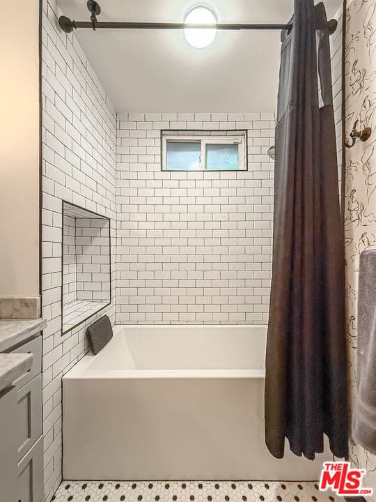 5236 Lennox Ave primary suite
