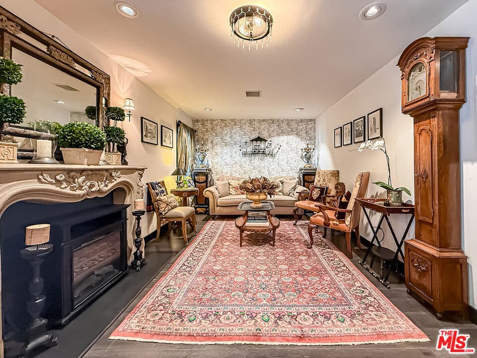 5236 Lennox Ave living room