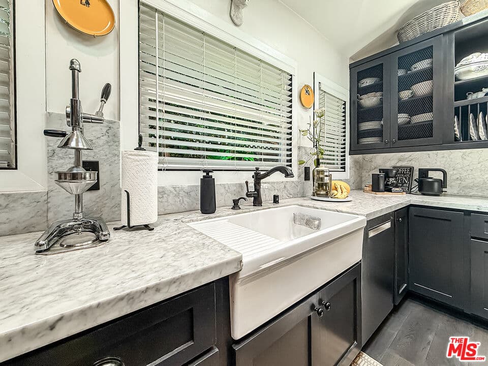 5236 Lennox Ave kitchen