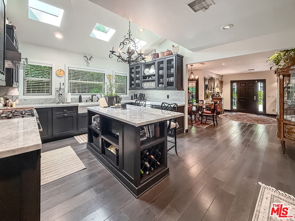 5236 Lennox Ave kitchen