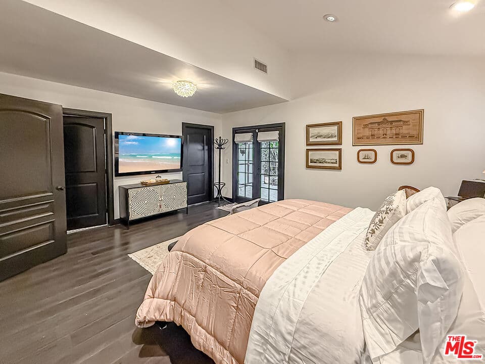 5236 Lennox Ave primary suite