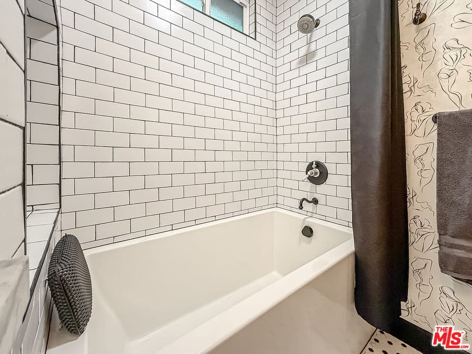 5236 Lennox Ave primary suite